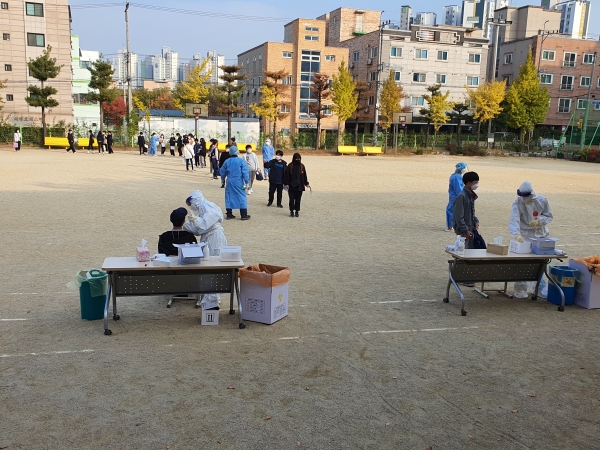 천안시가 한 초등학교에 이동 선별검사소를 설치하고 학생들을 대상으로 코로나19 진단검사를 하고 있다.