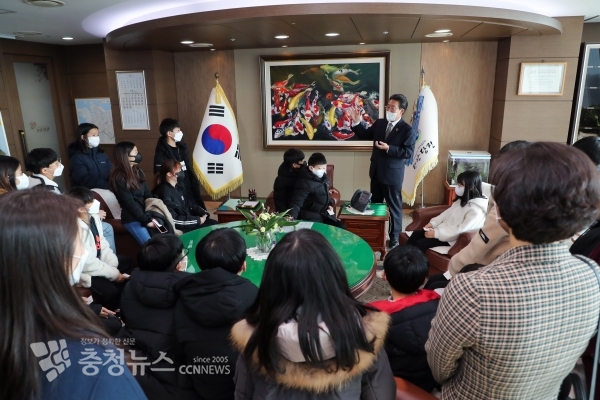 시장 집무실에서 진행된 학생들과 시장과의 대화