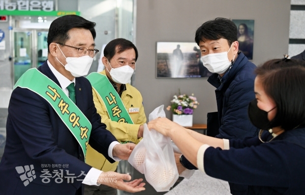 나주배 ‘추황’ 홍보행사 현장 사진. 한국농수산식품유통공사 김춘진 사장(좌측 1번째), 나주시 농업기술센터 이재승 소장(좌측 2번째)