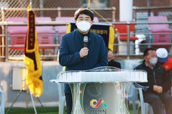 맹정호 서산시장이 지난 28일 서산종합운동장 보조경기장에서 열린 제5회 서산시족구협회장기 족구대회 개회식에서 축사하는 모습