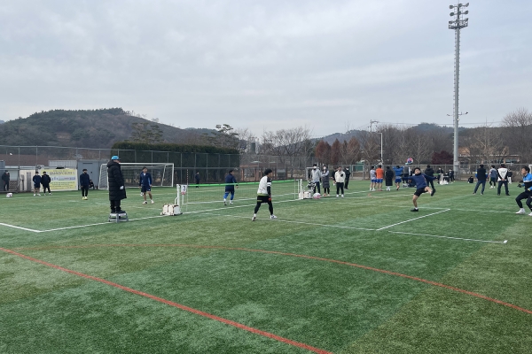 지난 28일 서산종합운동장 보조경기장에서 열린 제5회 서산시족구협회장기 족구대회 모습