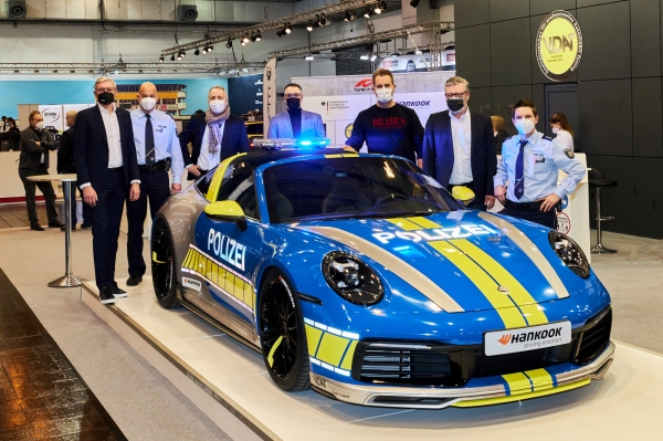 독일 에센 모토쇼 2021에서 튠 잇! 세이프! 관계자들이 기념 촬영을 하고 있다.