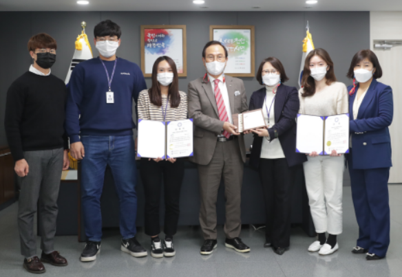 ‘2021 제14회 대한민국소통어워즈’ 2관왕 기념사진