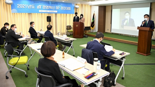 경영혁신 BP경진대회에서 인사말씀 중인 김춘진 사장 * 한국농수산식품유통공사 김춘진 사장(우측)