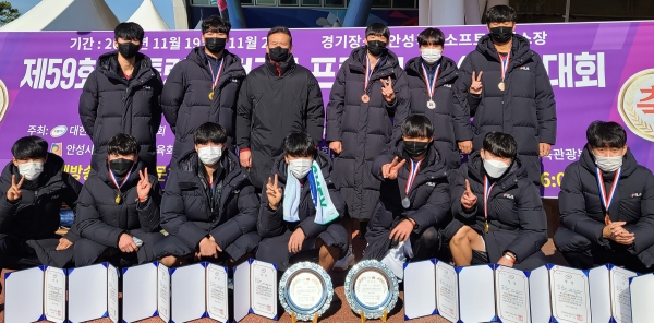 수상기념 단체사진(뒷줄왼쪽세번째조홍석감독)