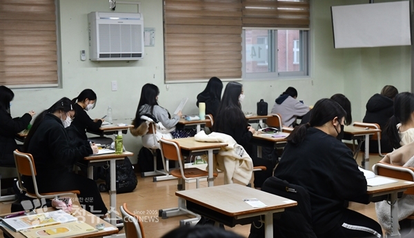 수험생들이 18일 수능 시작 전 시험실에 입실해 긴장을 풀고 있다. / 충청뉴스 이성현 기자