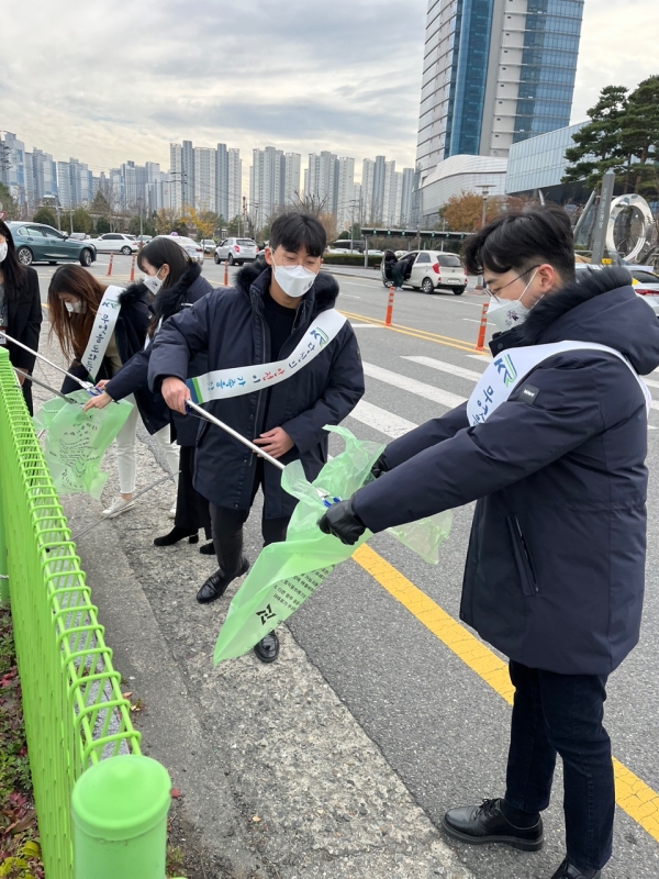 충청본부 직원들이 29일(월) 대전역 일원에서 에코플로깅 행사를 진행하고 있다.