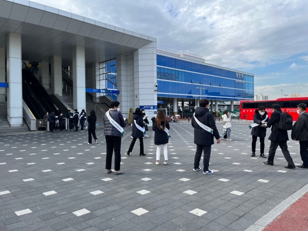 충청본부 직원들이 29일(월) 대전역에서 철도안전 캠페인을 진행하고 있다.