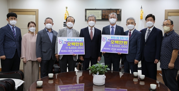 30일 오전 목원대 대학본부 4층 총장실에서 신학대학 삼남연회·호남특별연회 동문회 관계자 등이 대학에 장학금을 전달하며 기념촬영 모습