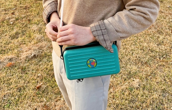 업사이클링 가방 제품 착용 사진