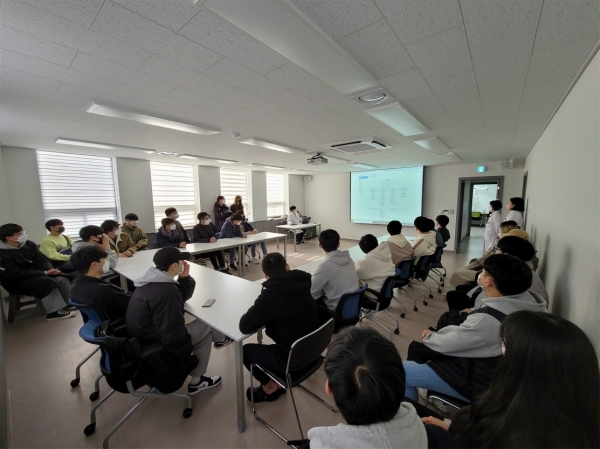 건설환경공학과 학생들이 지난 11일 지역기업인 ㈜비앤지를 방문하여 기업설명을 듣고 있다.