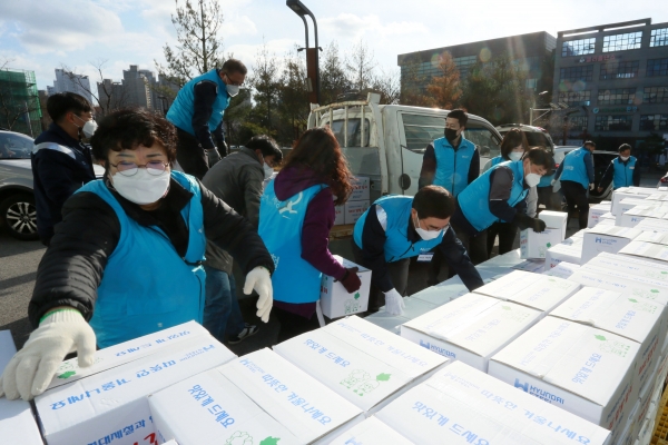 1일 당진시종합복지타운 광장에서 열린 ‘행복 나눔 김장 나누기’ 행사 진행 모습