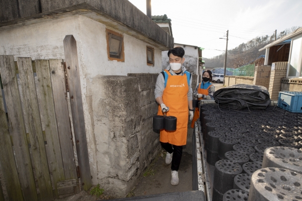 사진은 KT&G 임직원 봉사단이 지난 29일 경기도 연천 지역에서 난방시설이 열악한 가정에 연탄 나눔 봉사활동을 진행하고 있는 모습