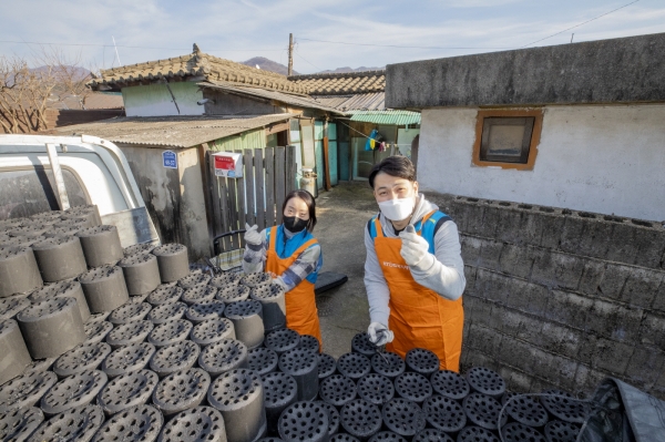 KT&G 임직원 봉사단이 지난 29일 경기도 연천 지역에서 난방시설이 열악한 가정에 연탄 나눔 봉사활동을 진행하고 있는 모습