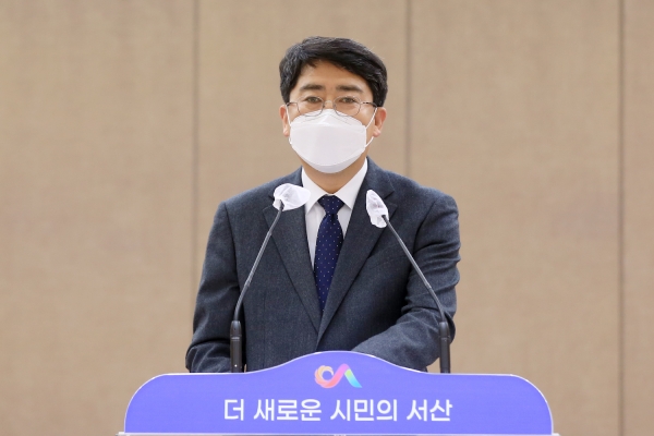 맹정호 서산시장이 1일 시청 대회의실에서 열린 12월 직원 월례회의에서 인사말씀 하는 모습