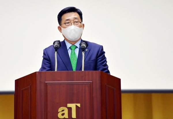 창립 54주년 기념식에서 인사말 중인 김춘진 사장