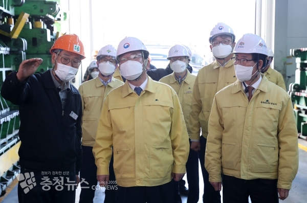 양승조 충남지사와 김부겸 총리가 아산 소재 제조업체를 방문, 사업장 현장을 살펴보고 있다.