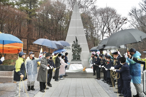 천안동남의용소방대가 지난 11월 30일 오전 태조산 천안보훈공원에서 천안2.9의거 기념탑 이전 제막식 개최 모습