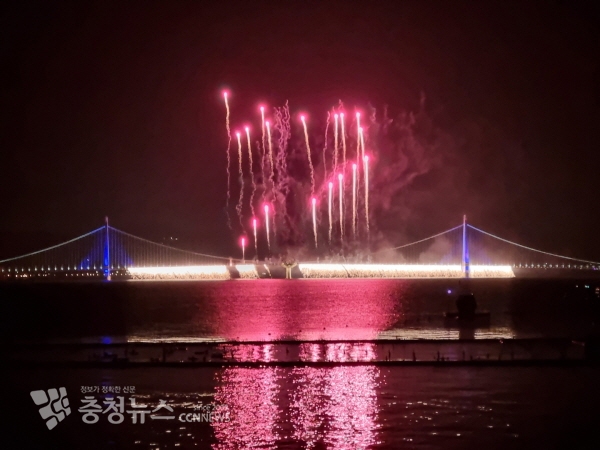 논산 탑정호 출렁다리 모습