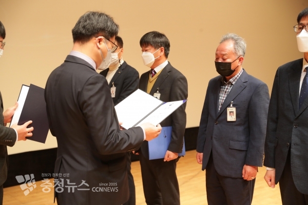 천안시가 독립기념관에 조성한 명품 무궁화 테마공원이 제8회 나라꽃 무궁화 명소로 선정돼 1일 천안시 12월 월례모임에서 산림청장상을 전달받고 있다.