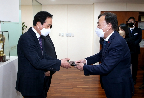 2021 블렌디드 러닝 수업 사례 공모전에서 선정된 학교를 대상으로 2일 표창패 수여 모습