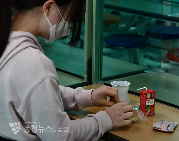 2일 학교비정규직 파업으로 대체급식이 이뤄진 대전느리울초등학교에서 한 학생이 받아 온 빵과 음료 등을 먹고 있다.