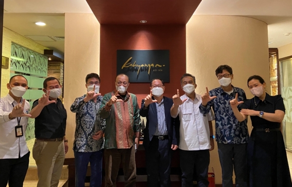 성영석 해외사업본부장(우측 4번째)이 JakPro 신임 CEO(좌측 4번째) 위디 아마나스토(Widi Amanasto) 면담 후 현지 식당에서 기념촬영