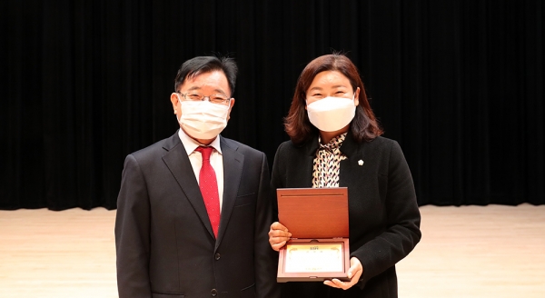 이경화 서산시의원, 사회복지의 날 기념식서 감사패 받아
