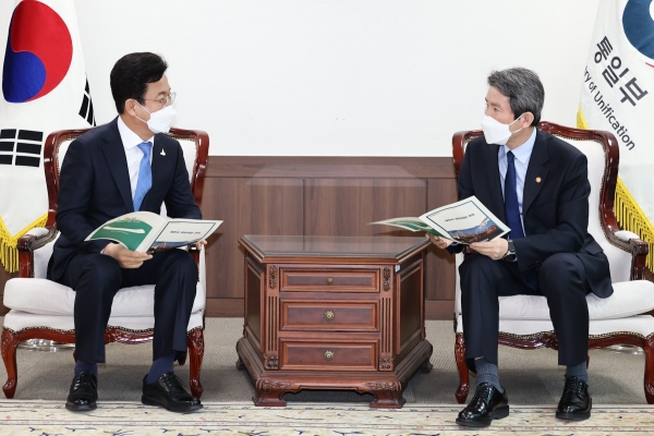 허태정 대전시장은 2일 이인영 통일부장관을 만나, 2022 대전 세계지방정부연합 총회에 조선도시연맹이 참석토록 지원해 달라고 요청했다.