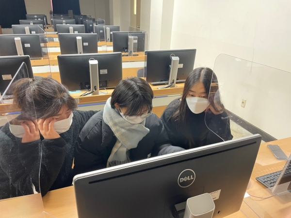 유재원총장에게 받은 쿠폰을 들고 포즈를 취하고 있는 학생들