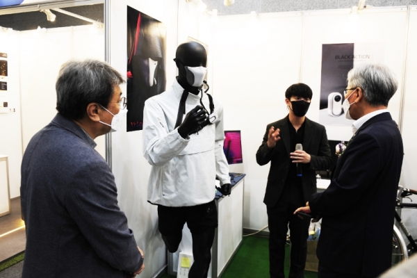 “호흡 저항 감소와 최적화된 운동을 위한 전자식 스포츠 마스크 디자인”으로 최우수상을 수상한 우상혁 학생이 관람객에게 디자인에 대해 설명하고 있다.