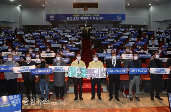 양승조 충남지사가 아산시를 방문, 시민과의 대화 행사를 하고 있다.