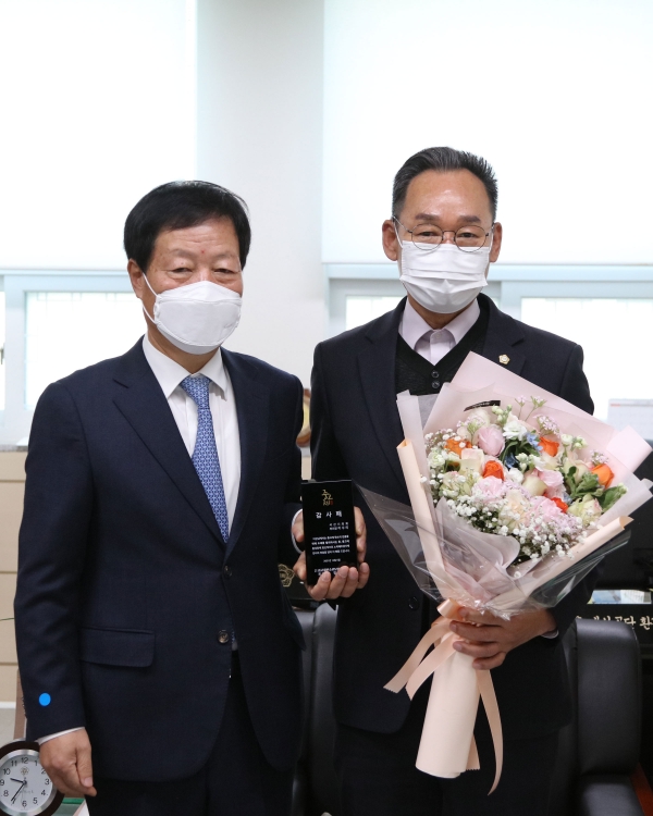 이수의 부의장, 중고재판소리보존회 감사패 수상모습