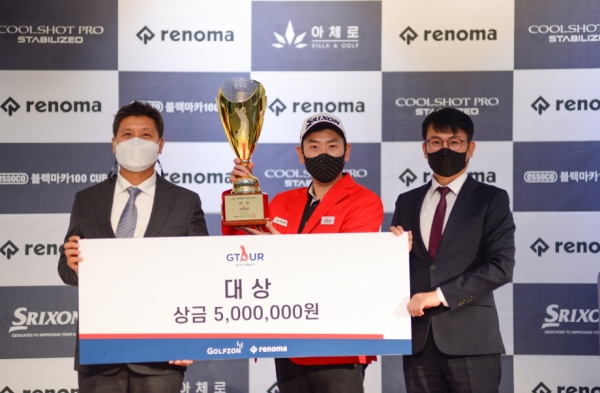 (왼쪽부터) ㈜골프존 박강수 대표이사, 대상 수상자 이성훈, ㈜한성에프아이 임정식 이사가 기념사진 촬영