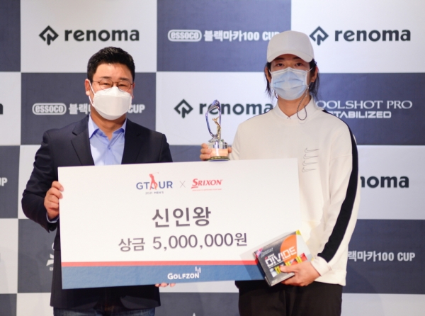 (왼쪽부터) JTBC GOLF 이원정 부장, 신인왕 수상자 이준희가 기념사진 촬영