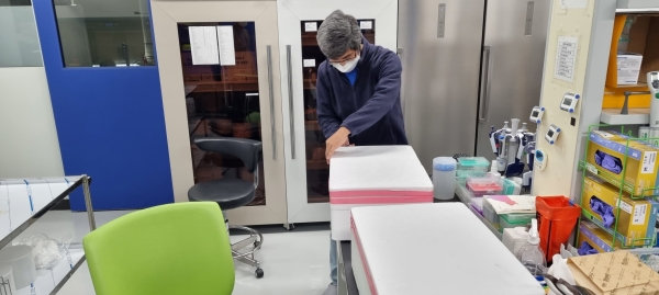 세종시 보건환경연구원이 온라인으로 주문한 축산물을 직접 수령 후 택배 박스(외관 및 개봉 즉시 내부 온도) 및 제품 확인을 진행하고 있다.