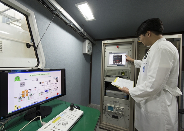 원자력연구원 연구진이 전자빔 장비를 조작하고 있다