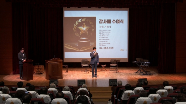 유홍준과 함께하는 공주의 화가들 토크콘서트 진행 모습