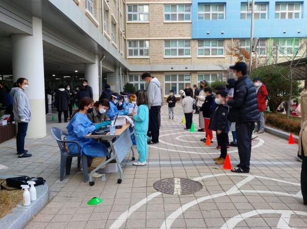 코로나19 이동선별진료소 운영 장면