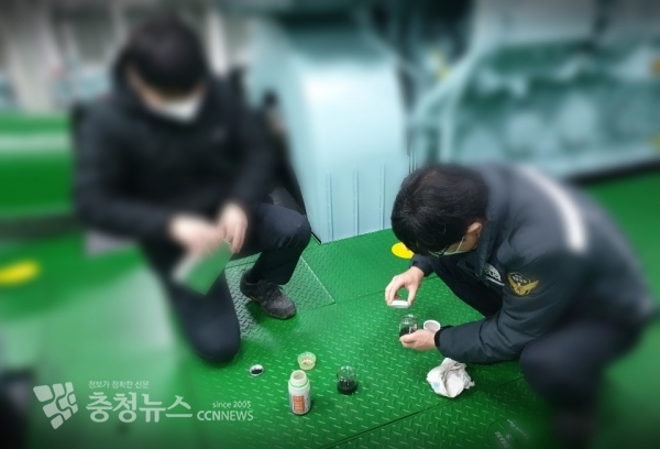 태안해경 관계자들이 황함유량 검사를 위해 선박 연료유 시료를 채취하고 있다.