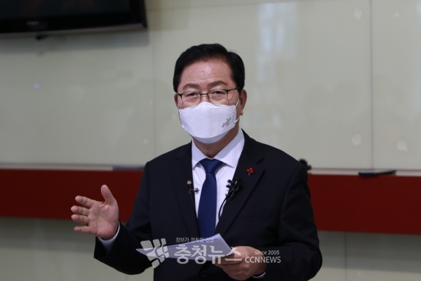장종태 대전 서구청장이 7일 대전시의회 로비에서 대전시장 출마를 공식 선언하고 있다.