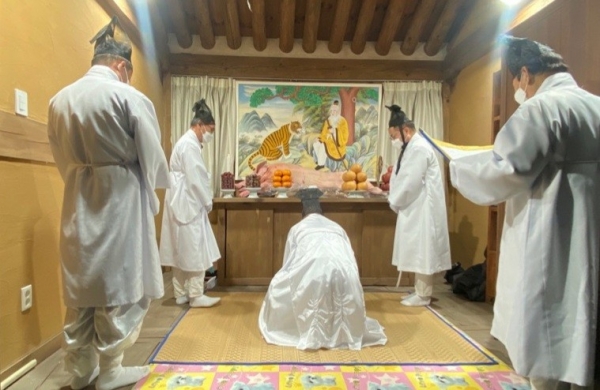 지난 6일 유천동 산제당에서 열린 산신제 봉행 모습