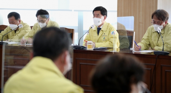 지난 6일 구청 회의실에서 열린 코로나 19 확산 방지 전략회의 개최 모습