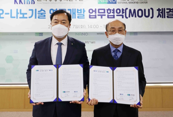 (왼쪽부터) 생명연 김장성 원장과 이조원 나노종기원 원장