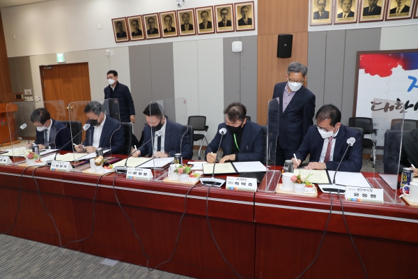 8일 충남도청 대회의실에서 5개 기업과 총 2,332억원 규모의 투자협약 체결