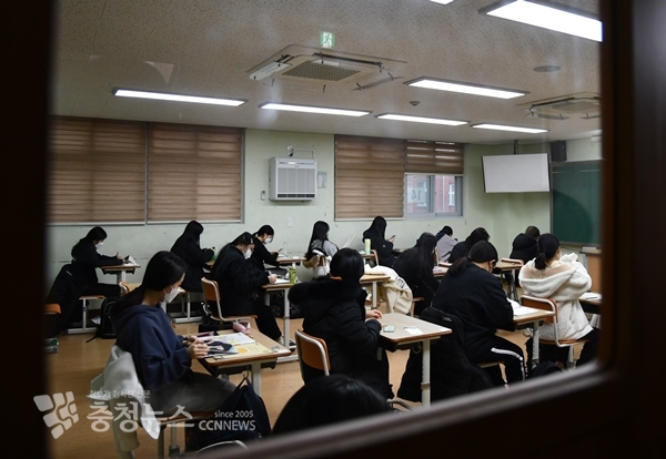 18일 수능 수험생들이 시험실에 앉아 시험 전 긴장을 풀고 있다. / 충청뉴스 이성현 기자