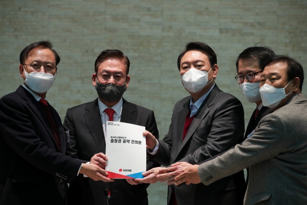 국민의힘 대전 충청권 4개 시도당은 8일 공군호텔 그랜드불륨에서 '제20대 대통령 선거 충청권 공약 건의문'을 윤석열 후보에게 전달했다.