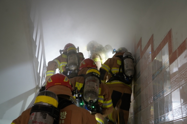 세종소방본부는 철거 예정인 건물에서 실물 화재 훈련을 실시했다.