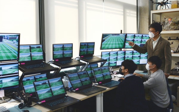 ETRI 연구진이 분산 다중 드론 시뮬레이션 기술을 이용해 연구를 진행하고 있는 모습