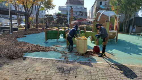 낙엽 수거 장면